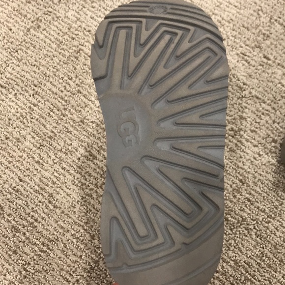 Grey, fluffy interior Uggs. Size Women’s 5 - Picture 4 of 4